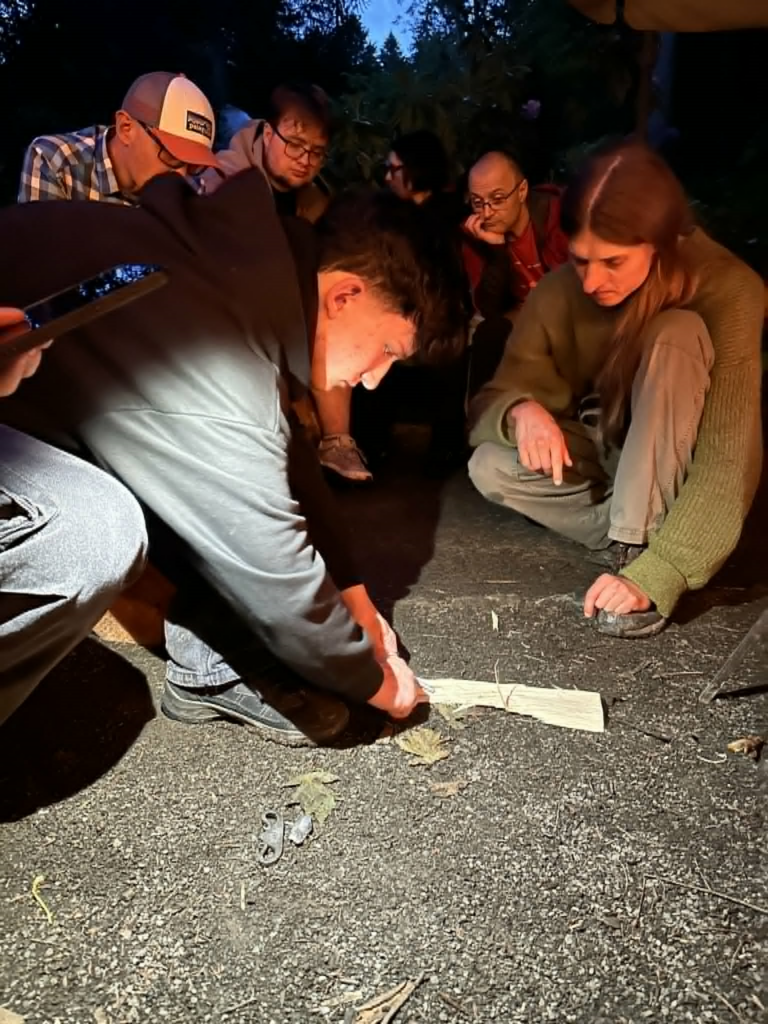 uczestnik rozpalający ogień krzesiwem